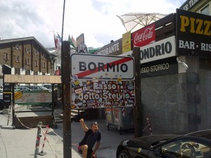 Passo Stelvio con sconosciuto sotto al cartello